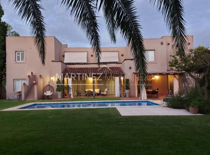 Casa · 260m² · 5 Ambientes · 1 Cochera