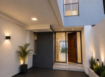 Casa · 150m² · 5 Ambientes · 1 Cochera · Cf1272 - Duplex a Estrenar - B° Yvyrá Pyta - 3 Dorm.