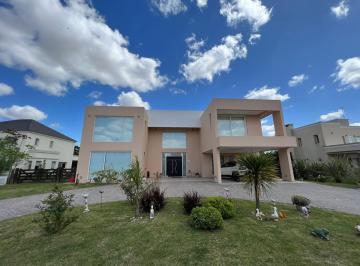Casa · 400m² · 5 Ambientes · 5 Cocheras · Casa en Venta Barrio Don Joaquin - Oportunidad
