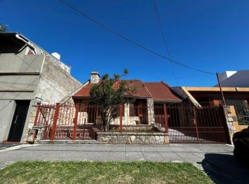 Casa de 4 ambientes, Lomas de Zamora · Casa 4 Ambientes con Fondo - Quincho y Cochera