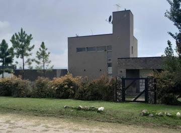 Casa · 310m² · 6 Ambientes · 2 Cocheras · Casa a La Venta en Puerto del Aguila Country Nautico