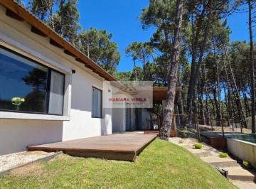 Casa · 188m² · 4 Ambientes · 2 Cocheras · Casa en Venta en Pinamar. Barrio Pioneros Pinamar. Equipada y Amoblada!