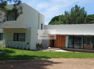 Casa · 225m² · 5 Ambientes · 2 Cocheras · Casa en Venta en Pinamar. Barrio Pioneros. Equipada y Amoblada!