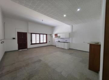 Casa · 90m² · 3 Ambientes · 1 Cochera · Casa en Alquiler en Centro de Llavallol