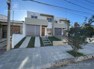 Casa · 140m² · 8 Ambientes · 1 Cochera · Duplex en Alquiler - Barrio Urca - 3 Dorm.