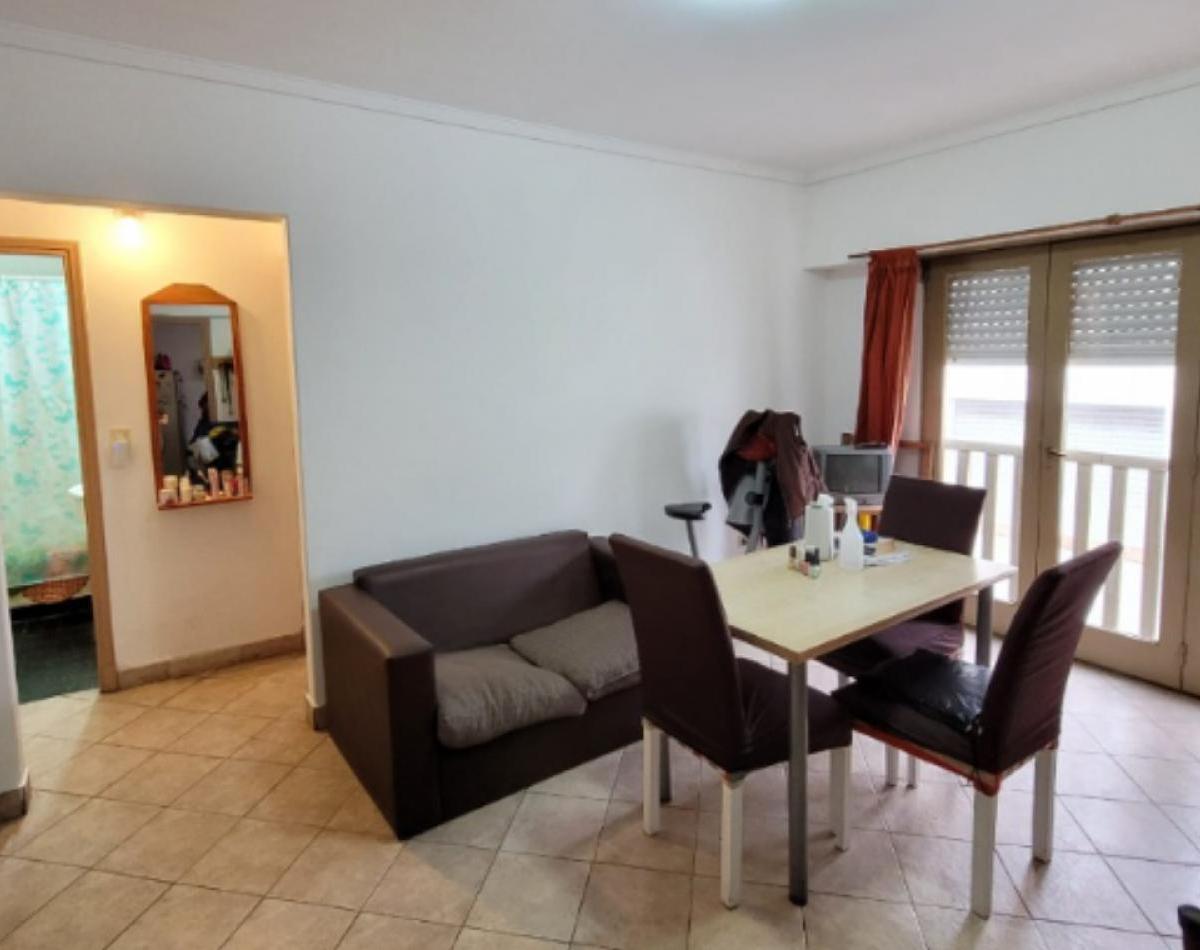Departamento de 2 ambientes contrafrente, muy luminoso, con ingreso por escaleras al primer piso