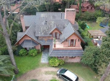 Casa · 420m² · 8 Ambientes · 4 Cocheras · Casa en Venta Golf Nuevo, Pinamar.