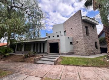 Casa de 8 ambientes, El Challao · Casa en Venta Barrio Dalvian