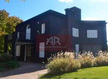 Casa · 310m² · 3 Dormitorios · 3 Cocheras · Casa 3 Dorm. en B° La Concepción, Luján