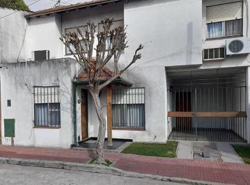 Casa · 75m² · 6 Ambientes · 1 Cochera · Casa - Bien Ubicada - Adrogue
