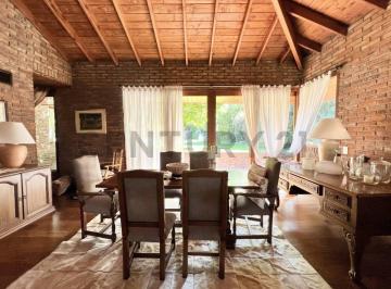Casa · 378m² · 9 Ambientes · 3 Cocheras · Venta de Casa en Gonnet - La Plata en 18 E/ 503 y 504