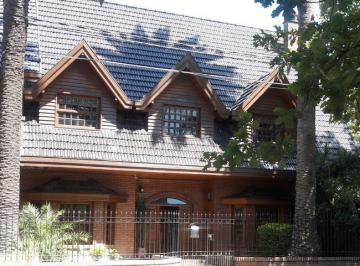 Casa · 960m² · 5 Dormitorios · 4 Cocheras · Muy Buen Chalet en Una Muy Buena Ubicación - Categoría - Adrogue