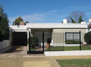 Casa · 181m² · 3 Dormitorios · 2 Cocheras · Muy Buena Casa y Muy Buen Lote en Adrogue - Impecable!