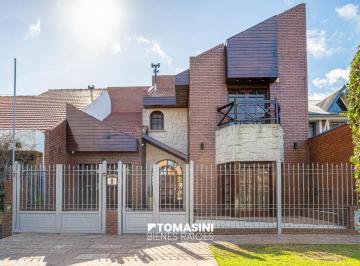Casa · 252m² · 4 Ambientes · 1 Cochera · Chalet de 4 Ambientes con Garage, Parque y Piscina