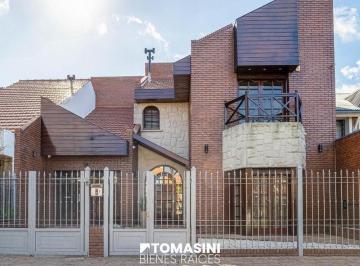 Casa · 252m² · 4 Ambientes · 1 Cochera · Chalet de 4 Ambientes con Garage, Parque y Piscina