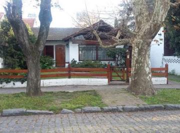 Casa · 972m² · 6 Dormitorios · 3 Cocheras · Muy Buena Ubicación - Amplio Terreno - Muy Buen Chalet Apto 2 Familias