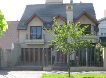 Casa · 330m² · 5 Dormitorios · 2 Cocheras · Casa - Adrogue