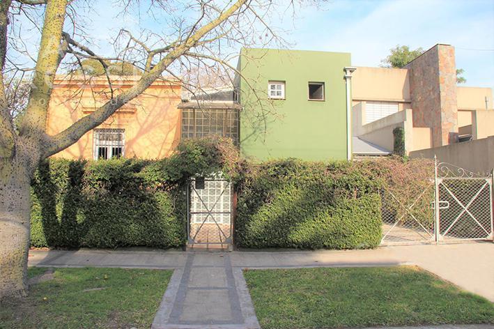 Casa · 738m² · 5 Ambientes · 2 Cocheras