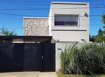 Casa · 320m² · 8 Ambientes · 2 Cocheras · Venta - Casa de 4 Dorm., Quincho, Jardín y Piscina - Fisherton, Rosario.