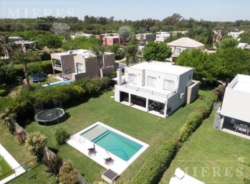 Casa · 173m² · 7 Ambientes · 2 Cocheras · Casa en Venta Sobre Lote Interno en Haras Santa María Barrio Eucalipto