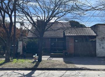 frente · Casa en Venta con Pileta