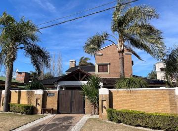 Casa · 213m² · 5 Ambientes · 4 Cocheras · Casa - Barrio Villa Los Álamos