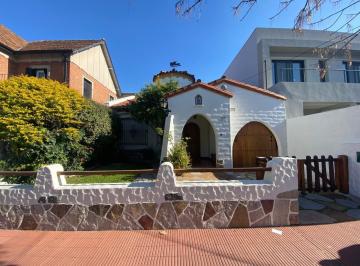 Casa · 383m² · 5 Ambientes · 1 Cochera · Casa en Banfield Oeste