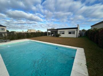 Casa · 111m² · 4 Ambientes · 3 Cocheras · Casa en Venta en San Ramiro, Pilar del Este. Pilar