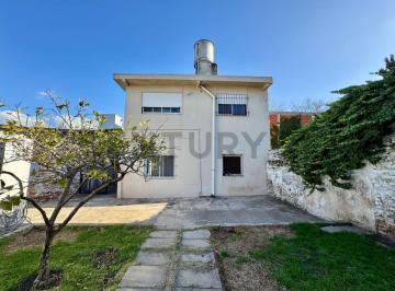 Casa · 140m² · 6 Ambientes · 2 Cocheras · Casa en Venta en Beccar, San Isidro – Ideal Dos Familias – 6 Dorm. – Jardín con Pileta - Ideal