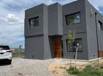 Casa · 240m² · 5 Ambientes · 1 Cochera · Casa en Venta en San Ramón, Pilar del Este, Pilar