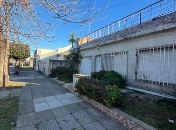 Casa · 150m² · 4 Ambientes · 1 Cochera · Casa 4 Ambientes en Venta con Parque a Modernizar en El Palomar