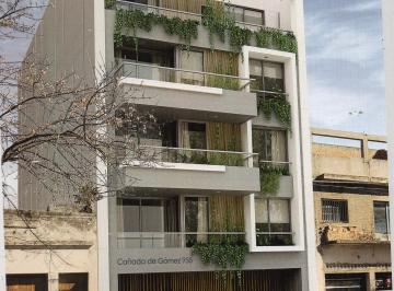 Departamento de 4 ambientes, Liniers · Semipiso de Cuatro Ambientes con Cochera, Patio y Parrilla