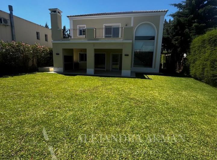 Casa · 240m² · 5 Ambientes