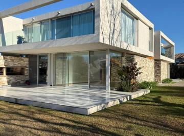 Casa · 400m² · 11 Ambientes · 2 Cocheras · Casa en Alquiler en Buenos Aires Golf Club