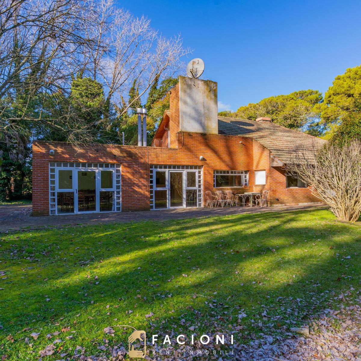 Casa 4 amb, 164m² con quincho y parque — Barrio La Armonía