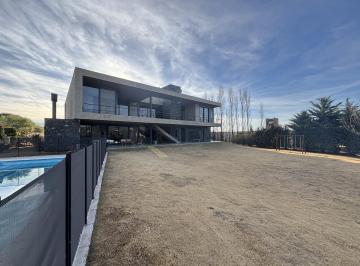 Casa · 486m² · 6 Dormitorios · 2 Cocheras · Casa en Venta en Puerto del Aguila, Lago Los Molinos, Santa Maria