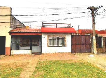 Casa · 250m² · 4 Ambientes · 1 Cochera · Centeno 2048