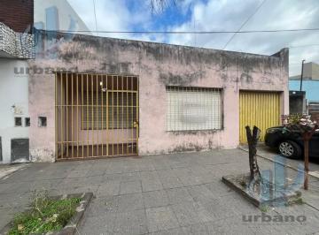 Casa · 230m² · 4 Ambientes · 1 Cochera · Casa en Tablada a Reciclar