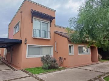 Casa · 215m² · 5 Ambientes · 2 Cocheras · Venta Casa Estilo Colonial Acepta Permuta
