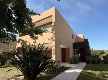 Casa · 330m² · 5 Ambientes · Venta Casa 4 Ambientes en Buenos Aires Golf Club