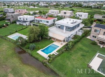 Casa · 388m² · 6 Ambientes · 2 Cocheras · Casa en Venta Sobre Lote con Vista Al Golf, El Canton Barrio Golf