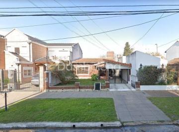 Casa · 146m² · 3 Ambientes · 1 Cochera · Casa Chalet en Venta Ubicado en Moreno, G. B. a. Zona Oeste, Argentina