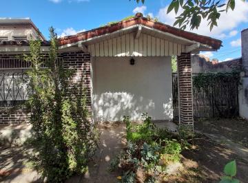 Casa de 3 ambientes, Almirante Brown · Chalet 3 Amb con Cochera Pasante en Venta