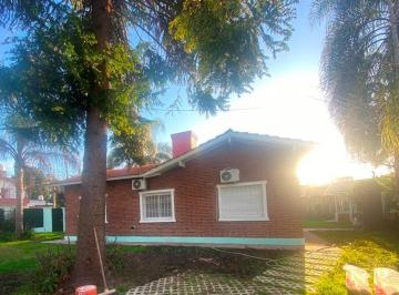 Casa · 135m² · 4 Ambientes · 2 Cocheras · Casa en Alquiler: 4 Ambientes