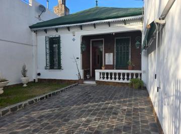 Casa · 160m² · 4 Ambientes · 2 Cocheras · Casa Chalet con Personalidad en Venta en Rosario, Santa Fe, Argentina