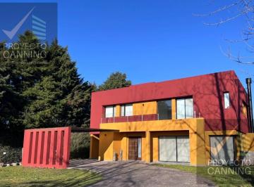 Casa · 225m² · 5 Ambientes · 1 Cochera · Casa en Venta en Barrio Los Naranjos Canning