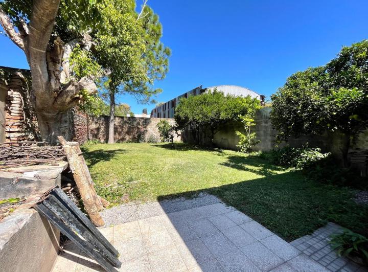 Casa · 211m² · 6 Ambientes · 2 Cocheras