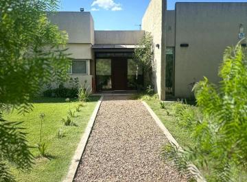 Casa · 236m² · 3 Dormitorios · 2 Cocheras · Casa 3 Dorm. en B° Club de Campo La Elina, Comarcas, Luján