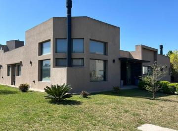 Casa · 968m² · 4 Ambientes · 2 Cocheras · Casa Barrio Los Talas Canning
