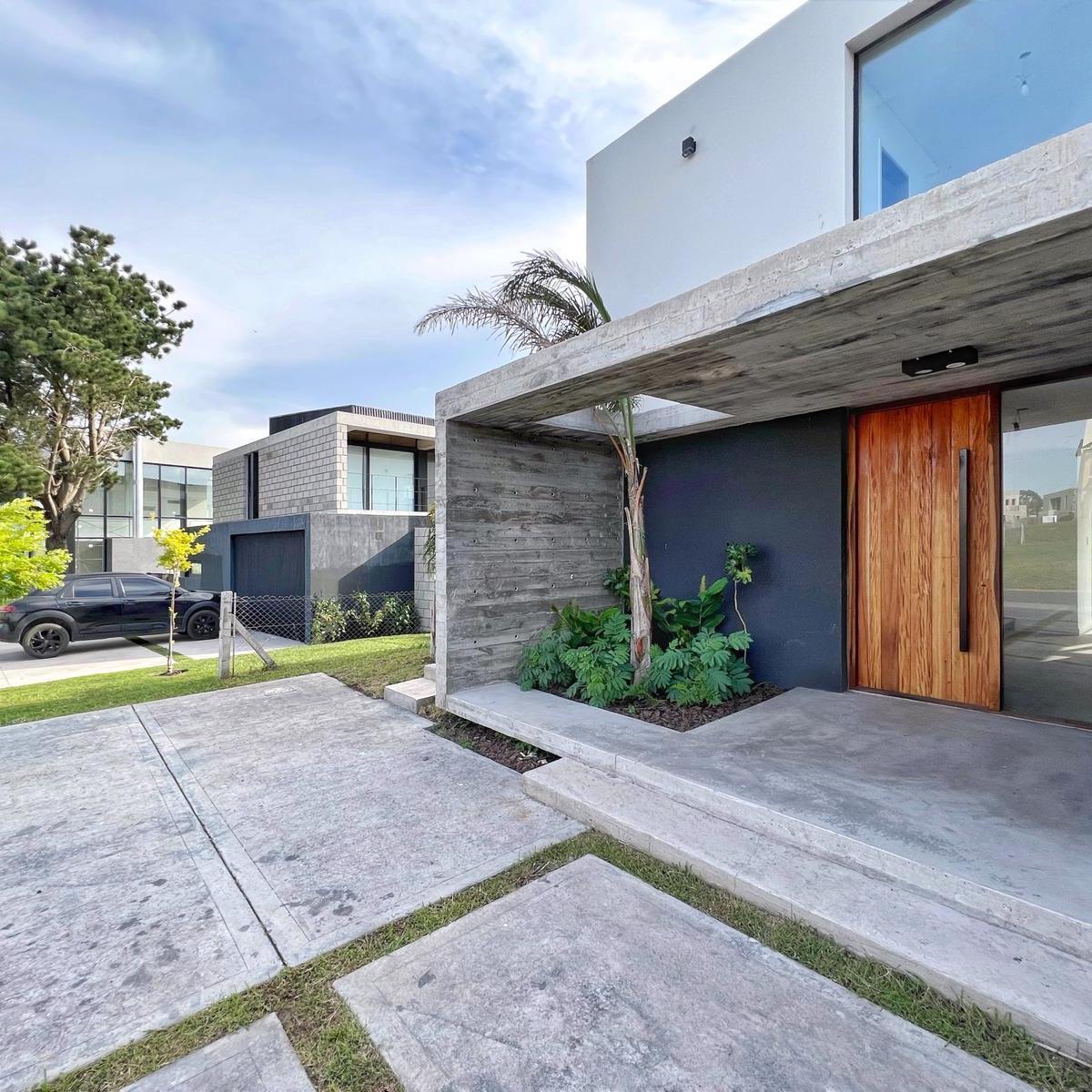 Casa 3 dorm, 290m² con pileta y cochera — Rumencó Joven